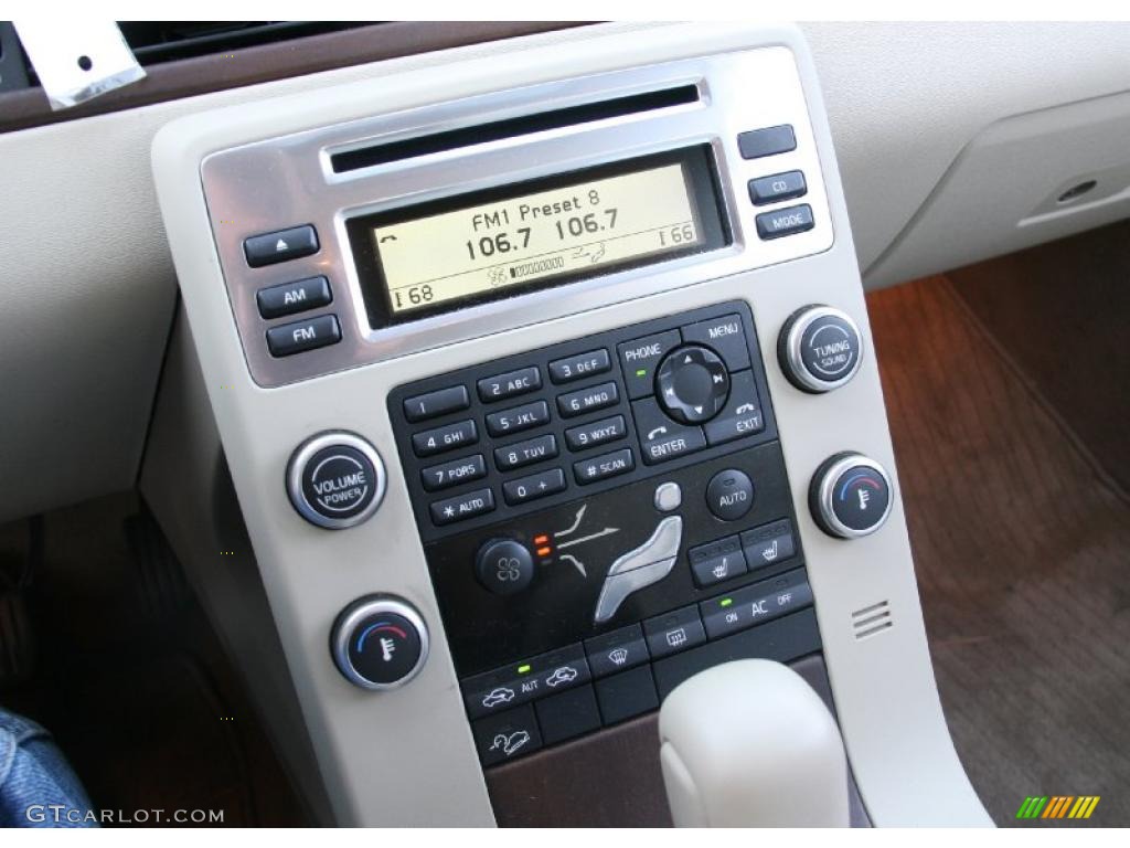 2010 Volvo XC70 3.2 AWD Controls Photo #38441116
