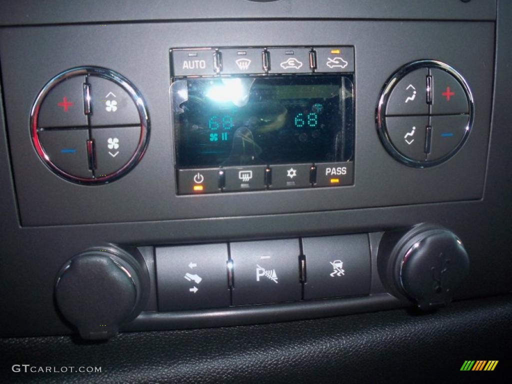 2011 Chevrolet Silverado 2500HD LT Crew Cab 4x4 Controls Photo #38450620