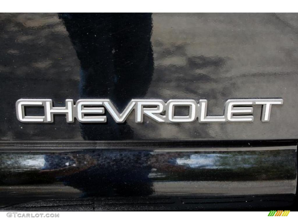 2004 Chevrolet Suburban 1500 LT 4x4 Marks and Logos Photo #38454101