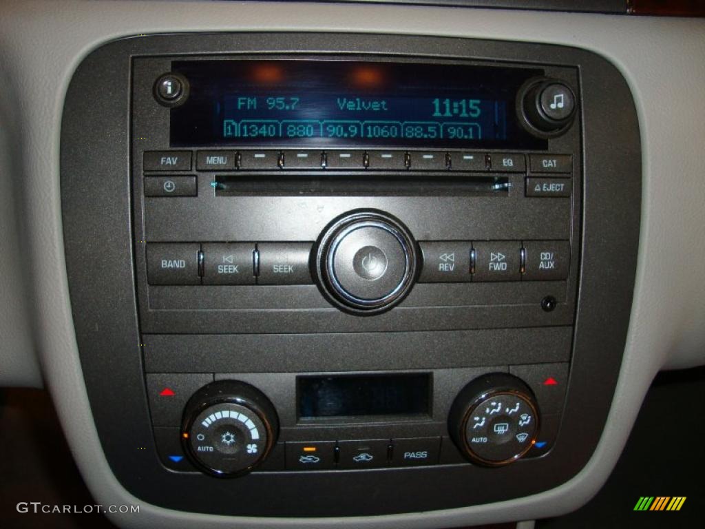 2010 Buick Lucerne CXL Controls Photo #38457693