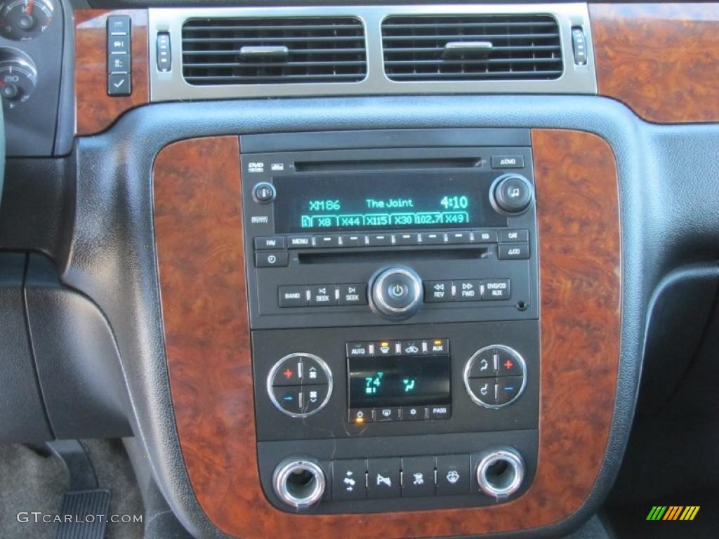 2007 Chevrolet Suburban 1500 LTZ 4x4 Controls Photo #38460261