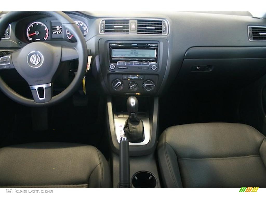 2011 Volkswagen Jetta SE Sedan Titan Black Dashboard Photo #38465951