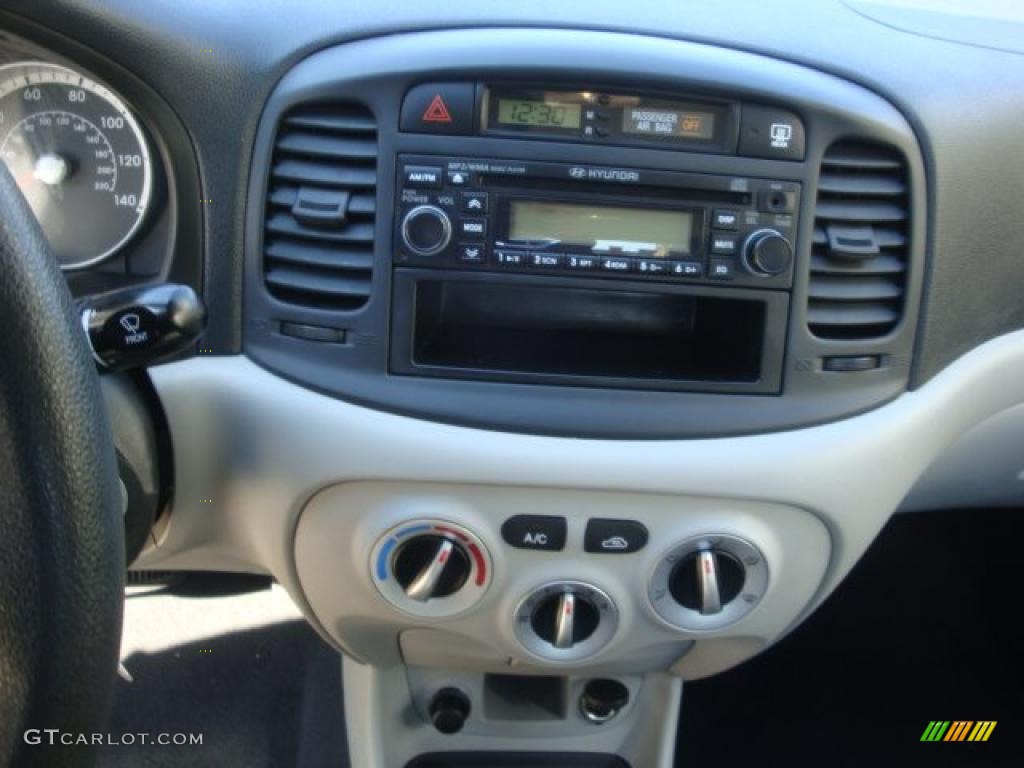 2009 Hyundai Accent GLS 4 Door Controls Photo #38466425