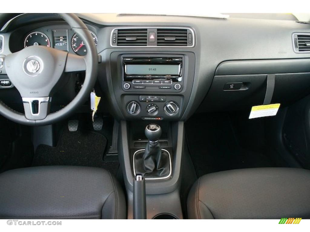 2011 Volkswagen Jetta SE Sedan Titan Black Dashboard Photo #38467433
