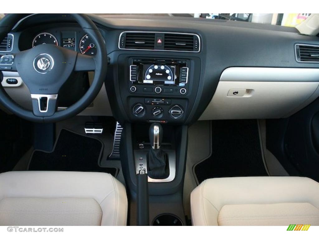 2011 Volkswagen Jetta SEL Sedan Cornsilk Beige Dashboard Photo #38467685