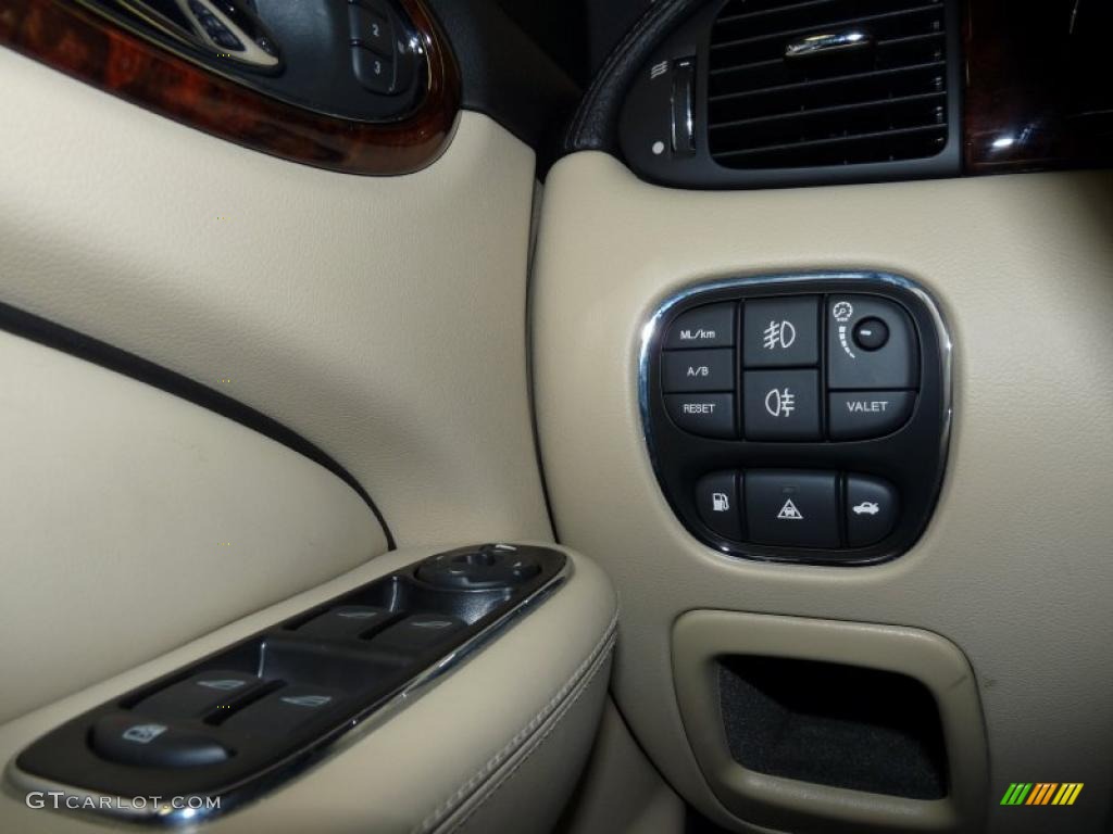2007 Jaguar XJ Super V8 Controls Photo #38470757
