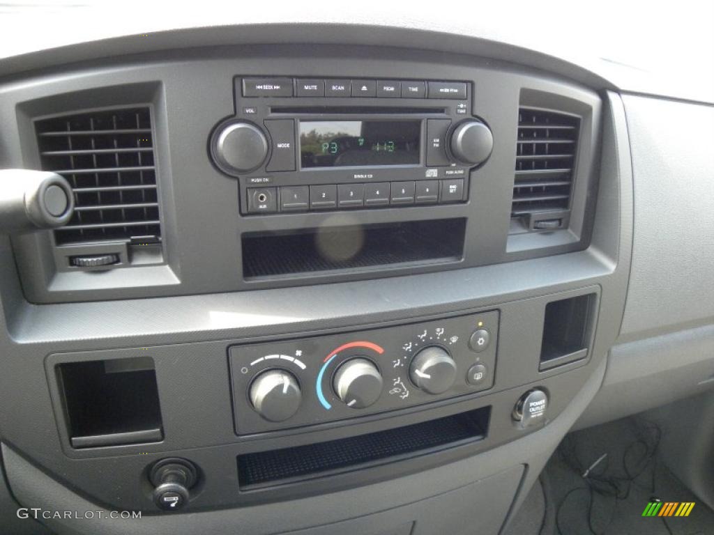 2006 Dodge Ram 1500 ST Quad Cab Controls Photo #38473051