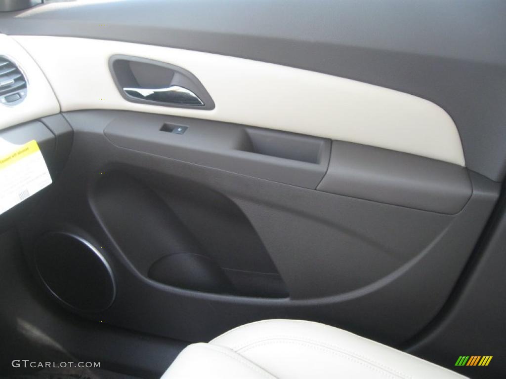 2011 Chevrolet Cruze LT Cocoa/Light Neutral Leather Door Panel Photo #38501375
