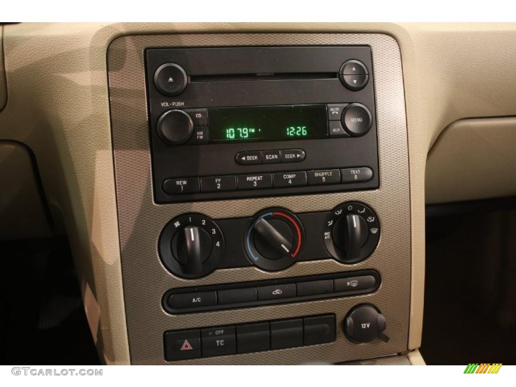 2005 Ford Five Hundred SE Controls Photo #38507683