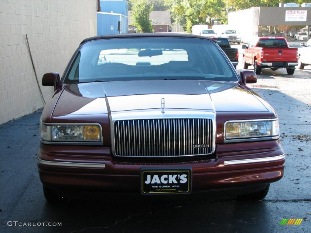 1997 Town Car Executive - Toreador Red Metallic / Beige photo #3