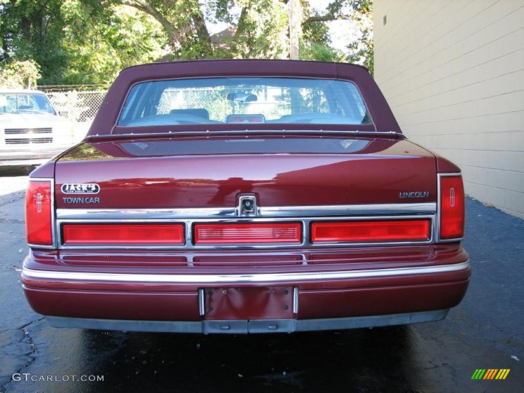 1997 Town Car Executive - Toreador Red Metallic / Beige photo #6
