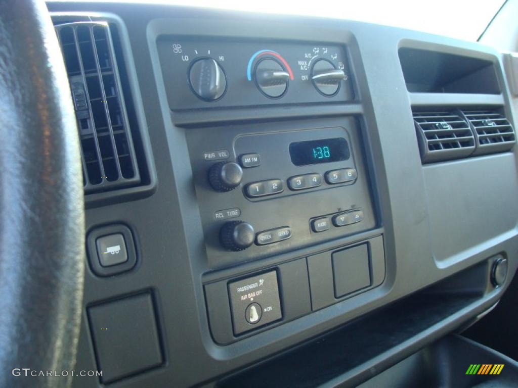 2007 Chevrolet Express 2500 Commercial Van Controls Photo #38534847