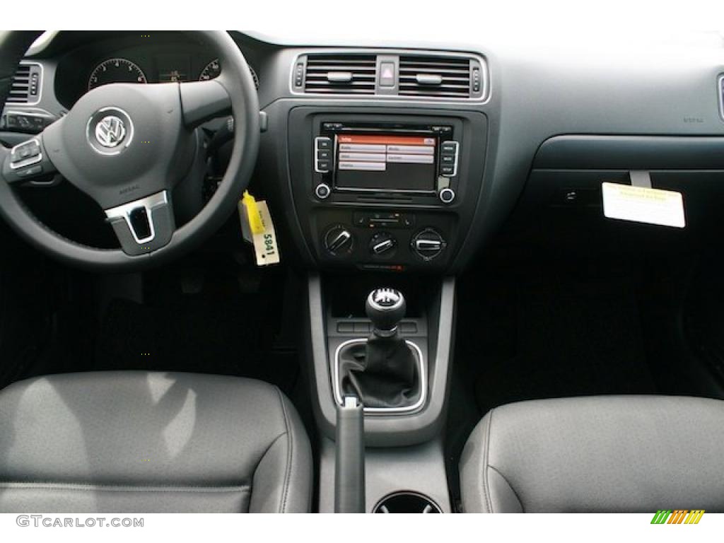 2011 Volkswagen Jetta SE Sedan Titan Black Dashboard Photo #38543567