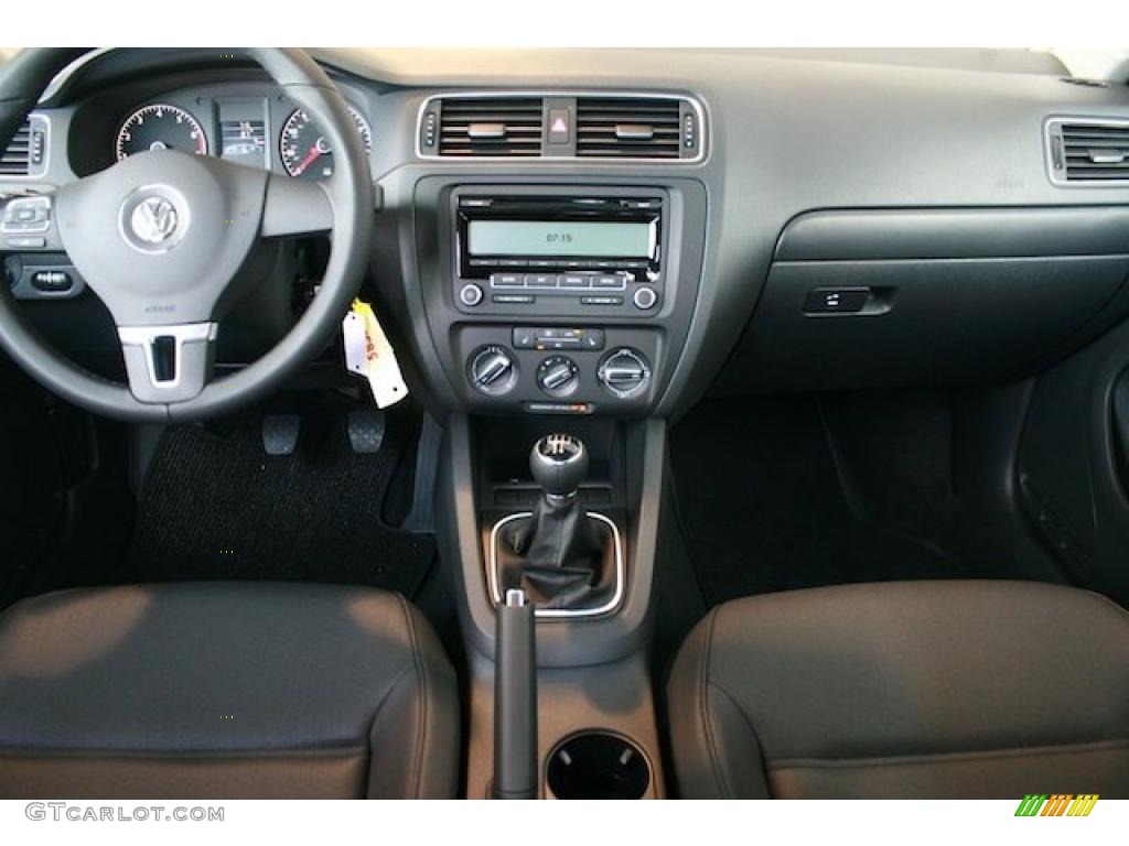 2011 Volkswagen Jetta SE Sedan Titan Black Dashboard Photo #38544647