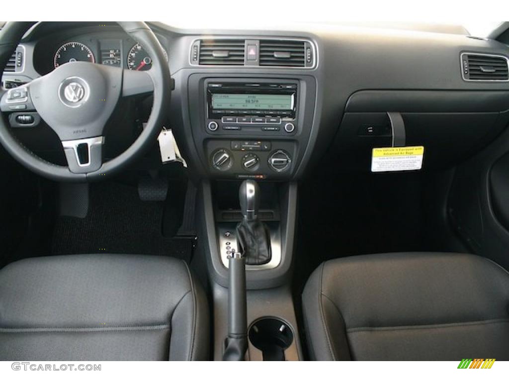 2011 Volkswagen Jetta SE Sedan Titan Black Dashboard Photo #38545063