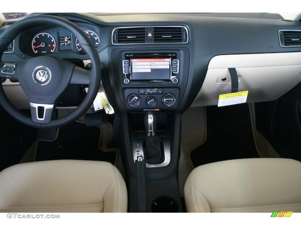 2011 Volkswagen Jetta SE Sedan Cornsilk Beige Dashboard Photo #38545487