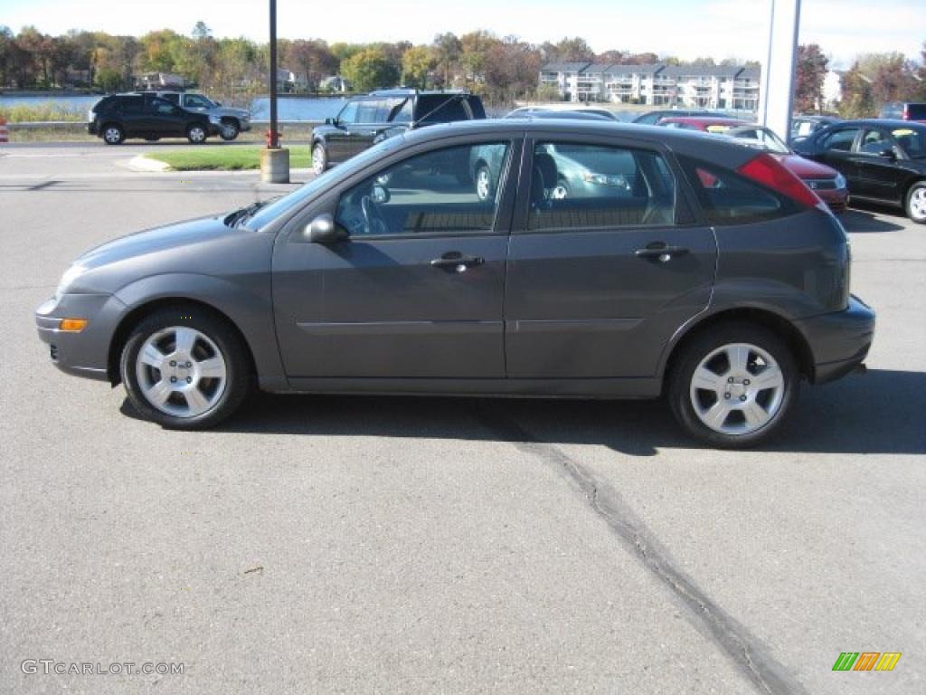 2005 Focus ZX5 SES Hatchback - Liquid Grey Metallic / Charcoal/Charcoal photo #4