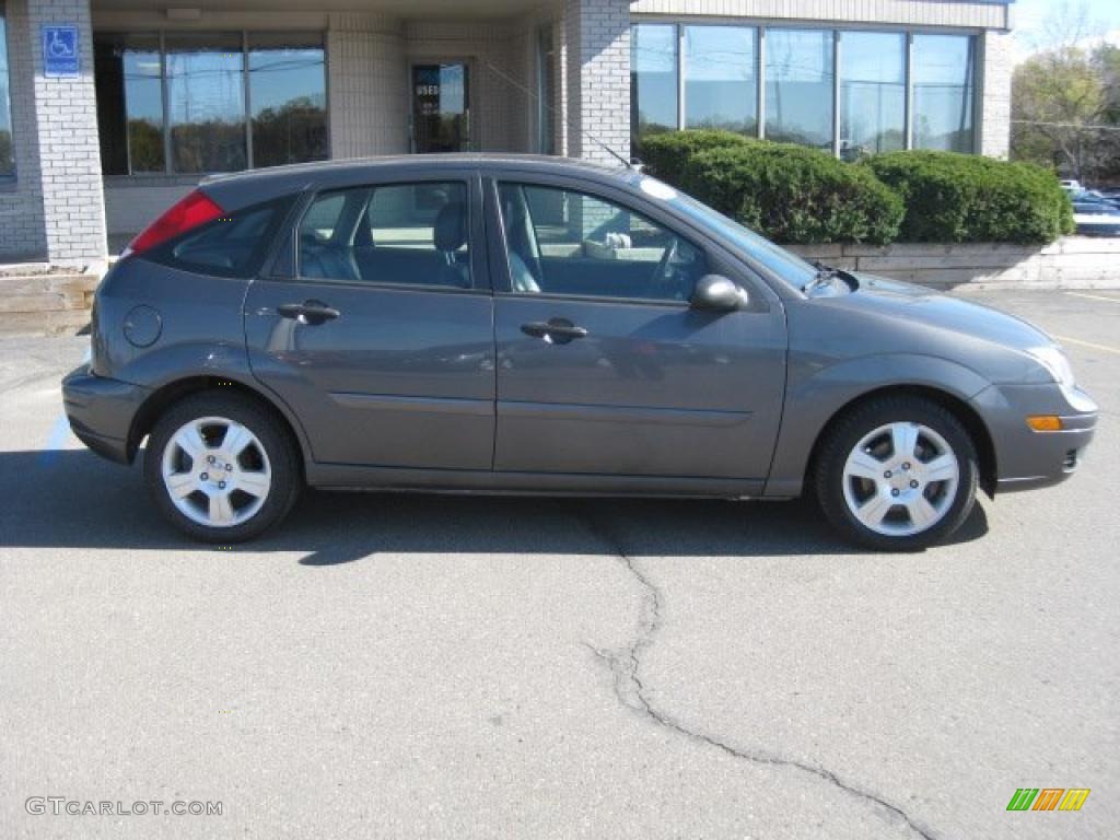 2005 Focus ZX5 SES Hatchback - Liquid Grey Metallic / Charcoal/Charcoal photo #5