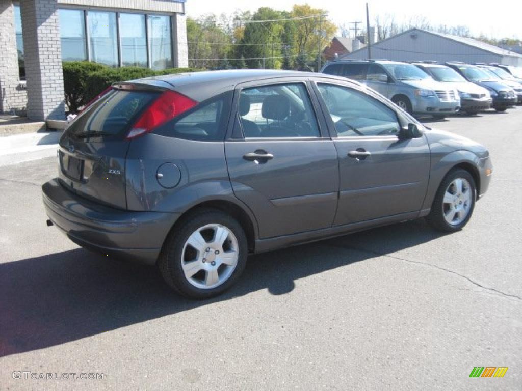 2005 Focus ZX5 SES Hatchback - Liquid Grey Metallic / Charcoal/Charcoal photo #6