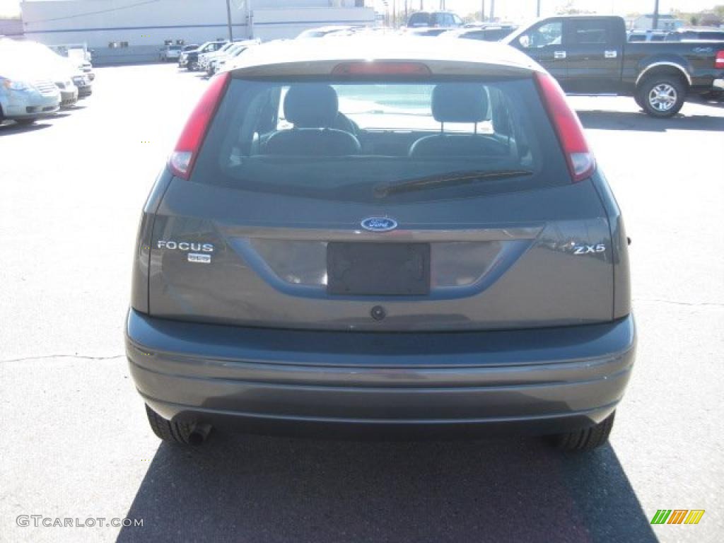 2005 Focus ZX5 SES Hatchback - Liquid Grey Metallic / Charcoal/Charcoal photo #8
