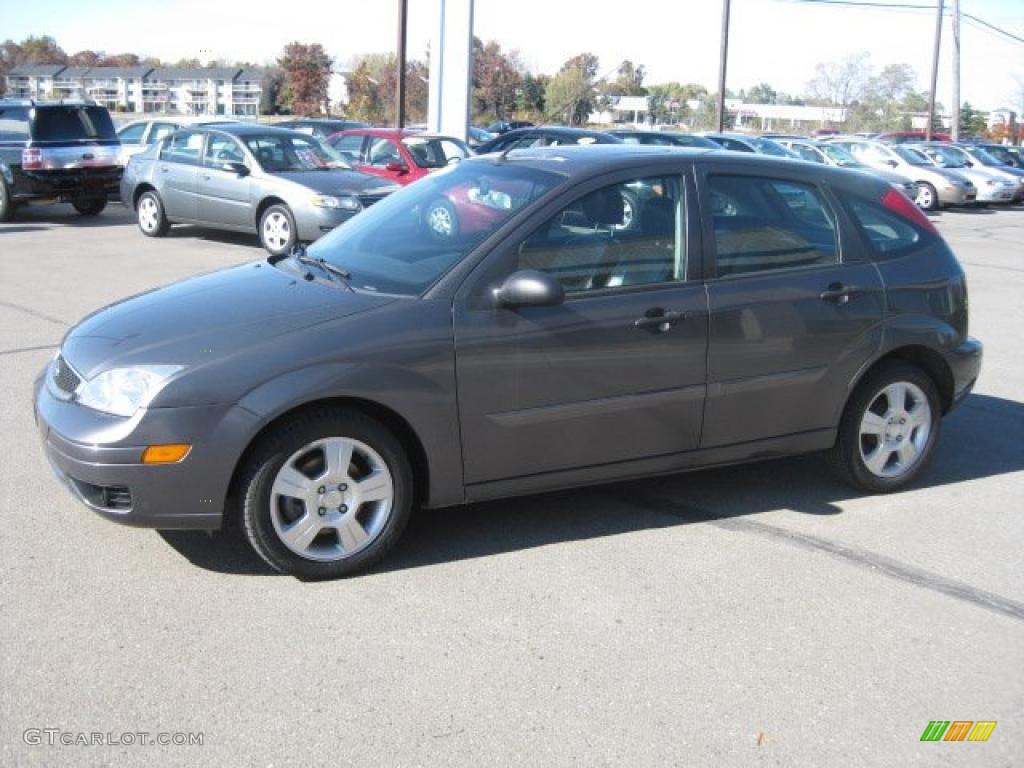 2005 Focus ZX5 SES Hatchback - Liquid Grey Metallic / Charcoal/Charcoal photo #10