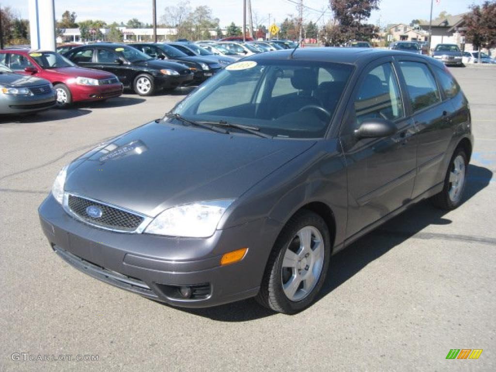 2005 Focus ZX5 SES Hatchback - Liquid Grey Metallic / Charcoal/Charcoal photo #11