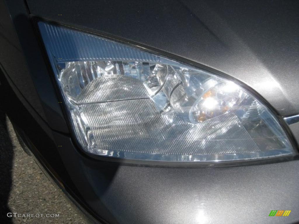 2005 Focus ZX5 SES Hatchback - Liquid Grey Metallic / Charcoal/Charcoal photo #14