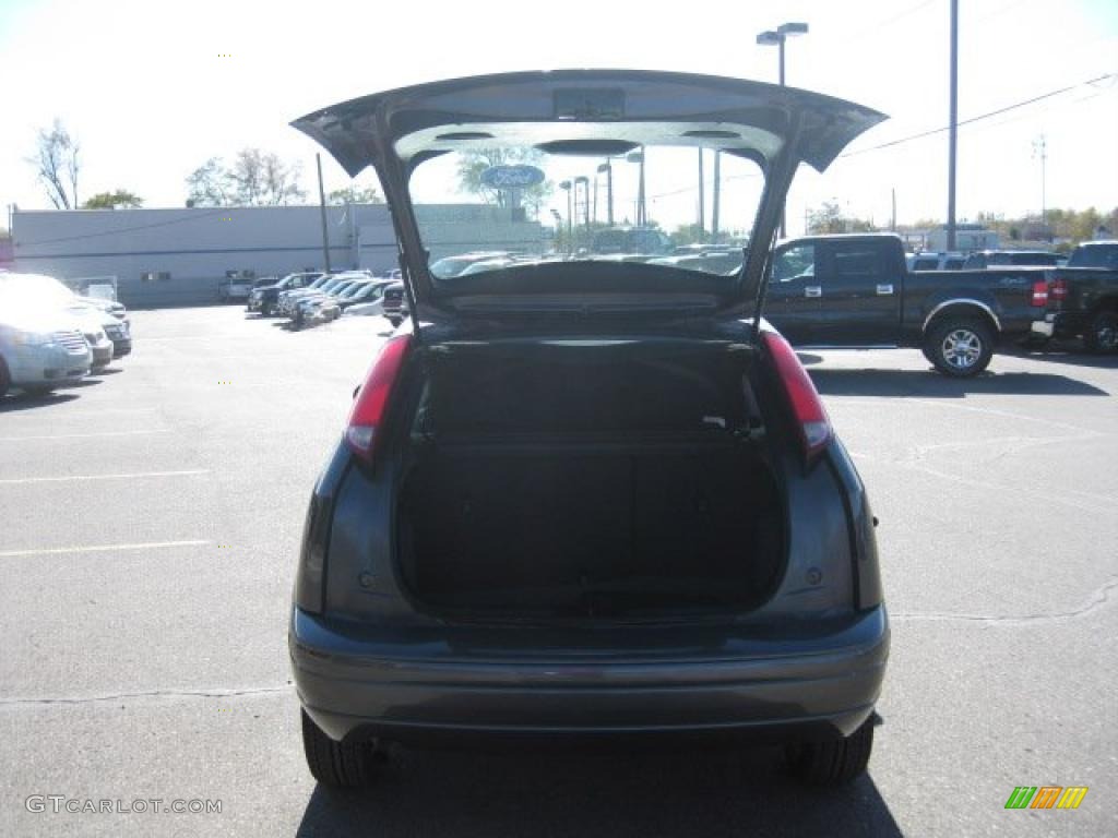 2005 Focus ZX5 SES Hatchback - Liquid Grey Metallic / Charcoal/Charcoal photo #20