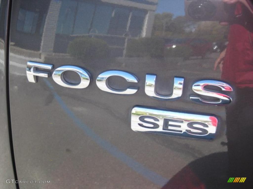 2005 Ford Focus ZX5 SES Hatchback Marks and Logos Photos
