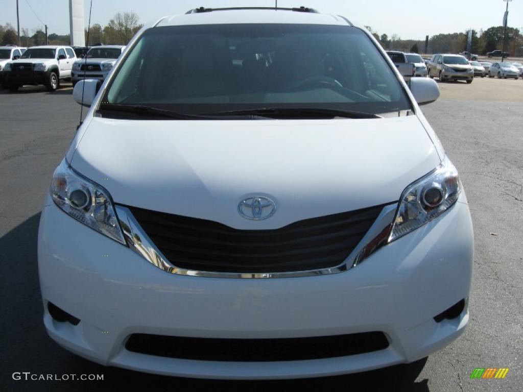 2011 Sienna LE - Super White / Bisque photo #2