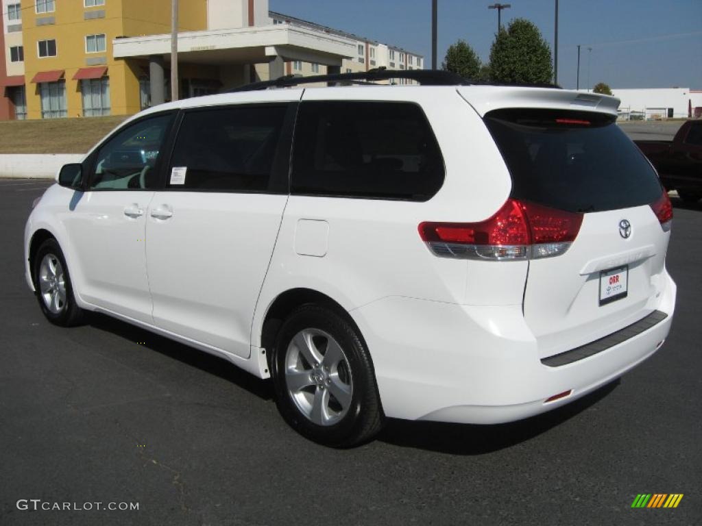 2011 Sienna LE - Super White / Bisque photo #4