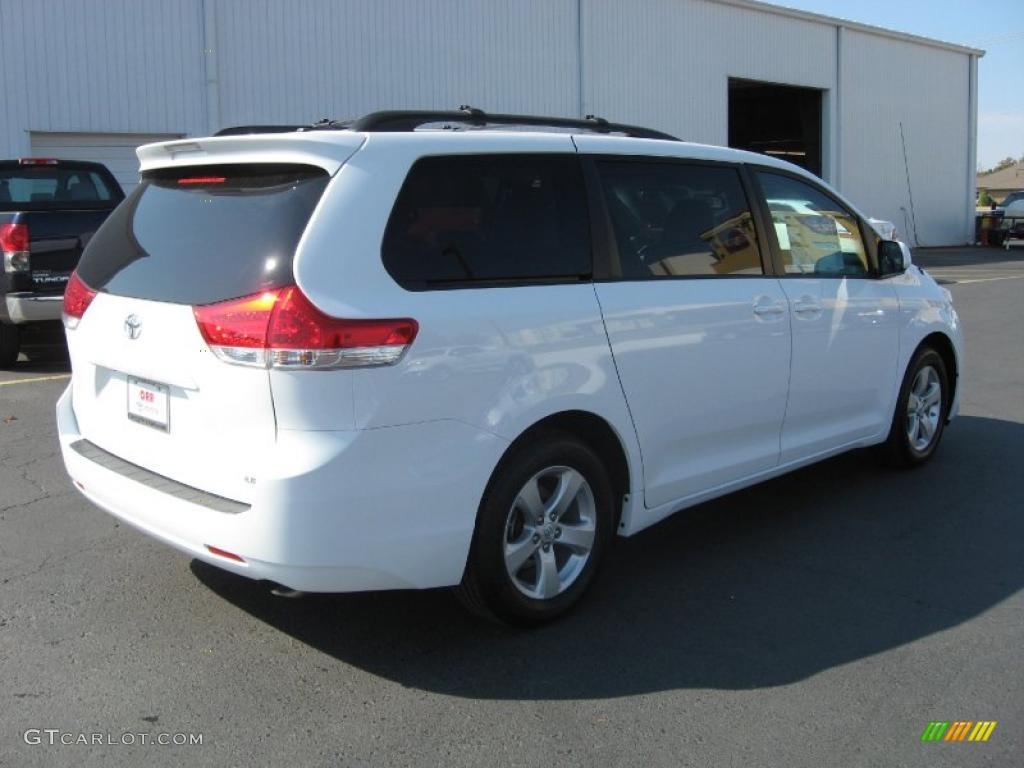 2011 Sienna LE - Super White / Bisque photo #6