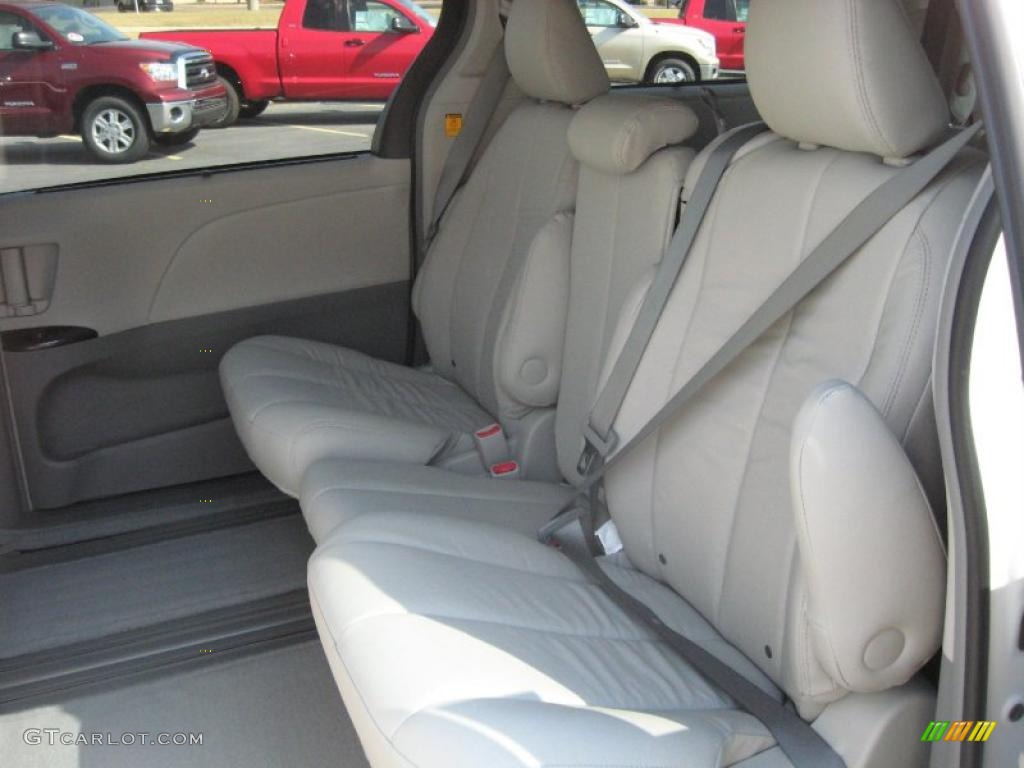 2011 Sienna LE - Super White / Bisque photo #11