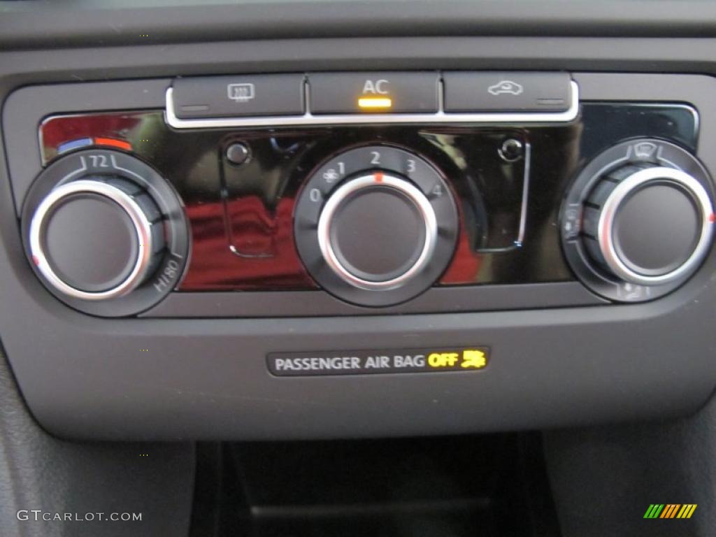 2010 Volkswagen Golf 2 Door Controls Photo #38570616