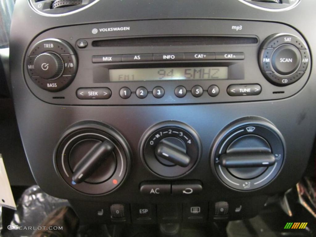 2010 Volkswagen New Beetle Final Edition Coupe Controls Photo #38571228
