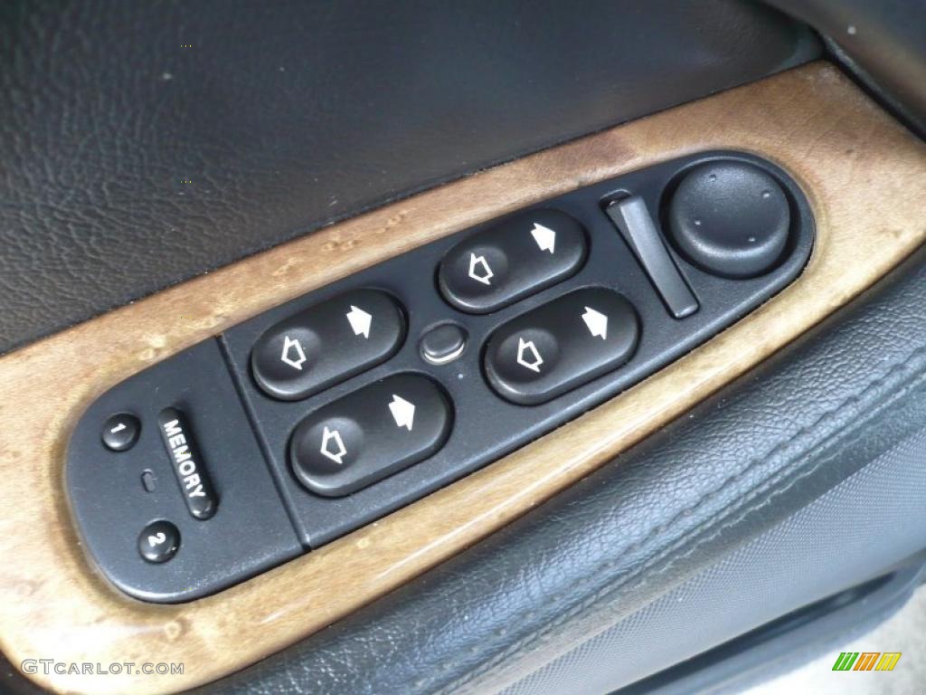 2002 Jaguar S-Type 4.0 Controls Photo #38571820
