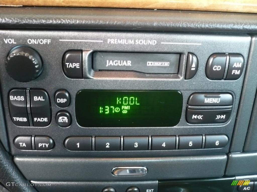 2002 Jaguar S-Type 4.0 Controls Photo #38572096