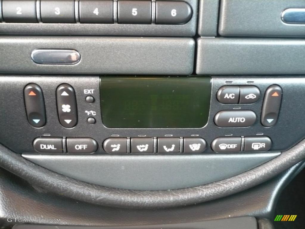 2002 Jaguar S-Type 4.0 Controls Photo #38572116