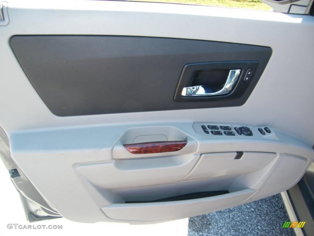 2004 Cadillac SRX V6 Light Gray Door Panel Photo #38578668