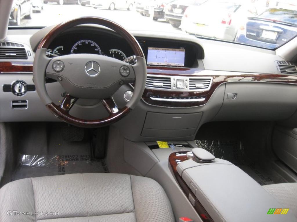 Grey/Dark Grey Interior 2009 Mercedes-Benz S 550 Sedan Photo #38579636