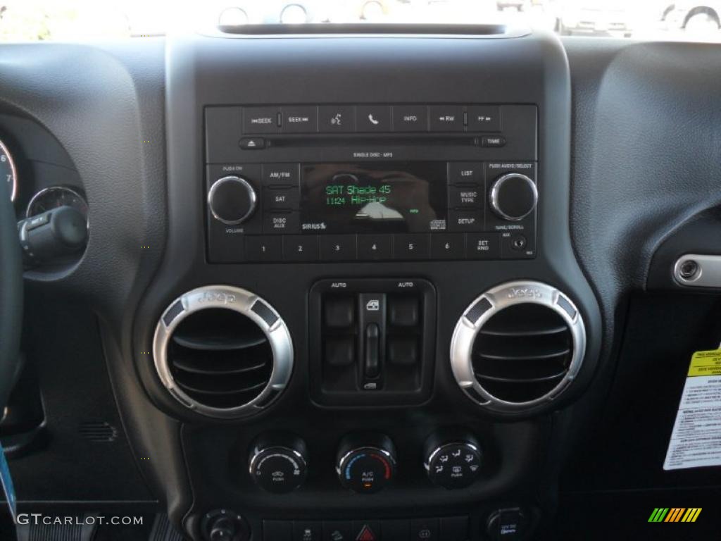 2011 Jeep Wrangler Unlimited Sahara 4x4 Controls Photo #38587641