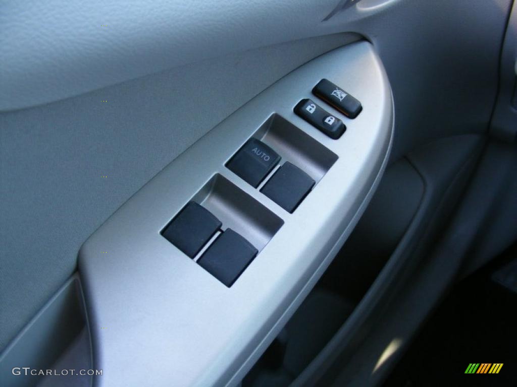 2010 Corolla LE - Classic Silver Metallic / Ash photo #23