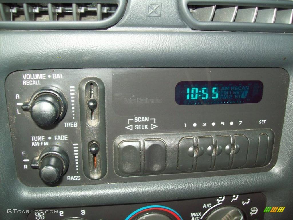 2000 Chevrolet S10 Regular Cab Controls Photo #38593089