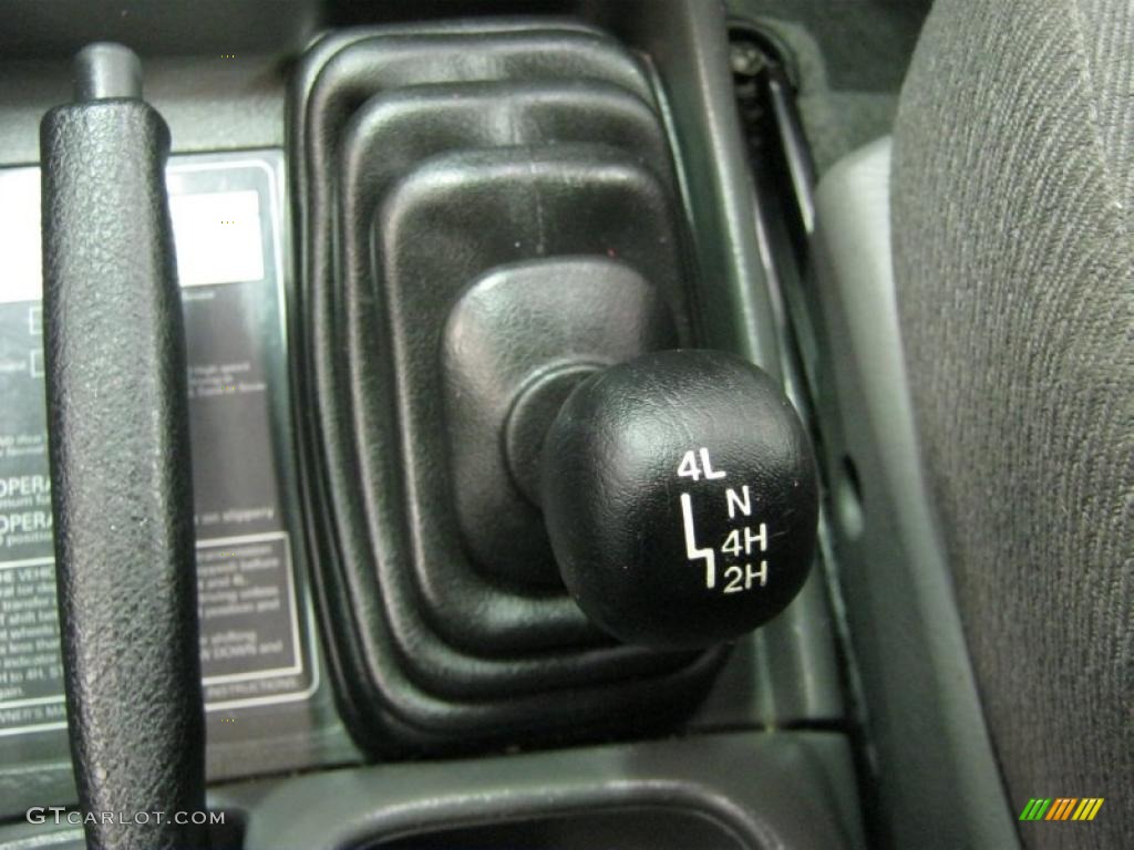 2004 Chevrolet Tracker 4WD Controls Photo #38595001