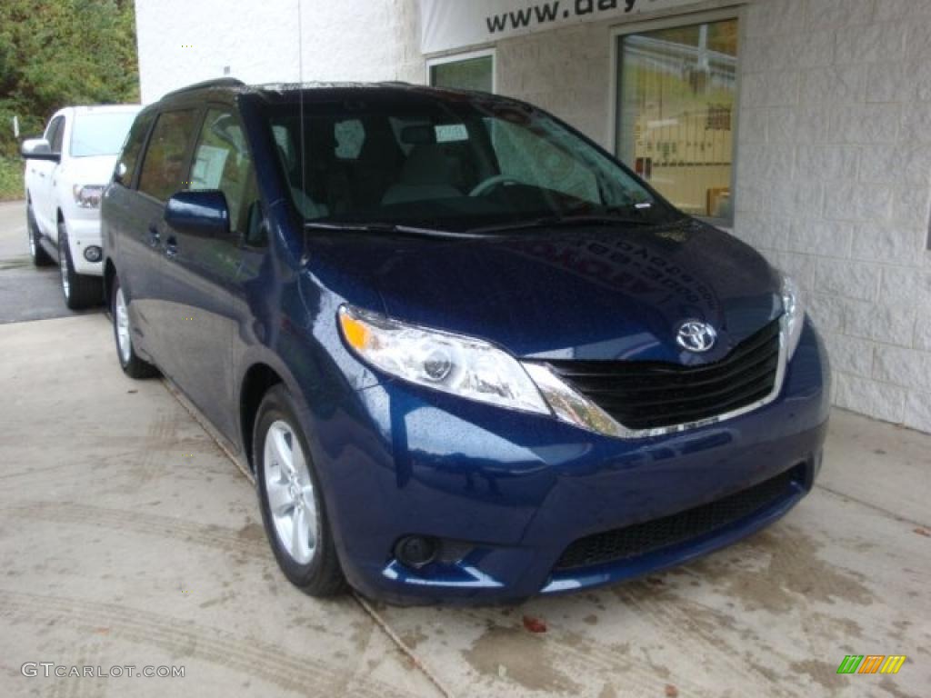 2011 Sienna LE - South Pacific Blue Pearl / Light Gray photo #6