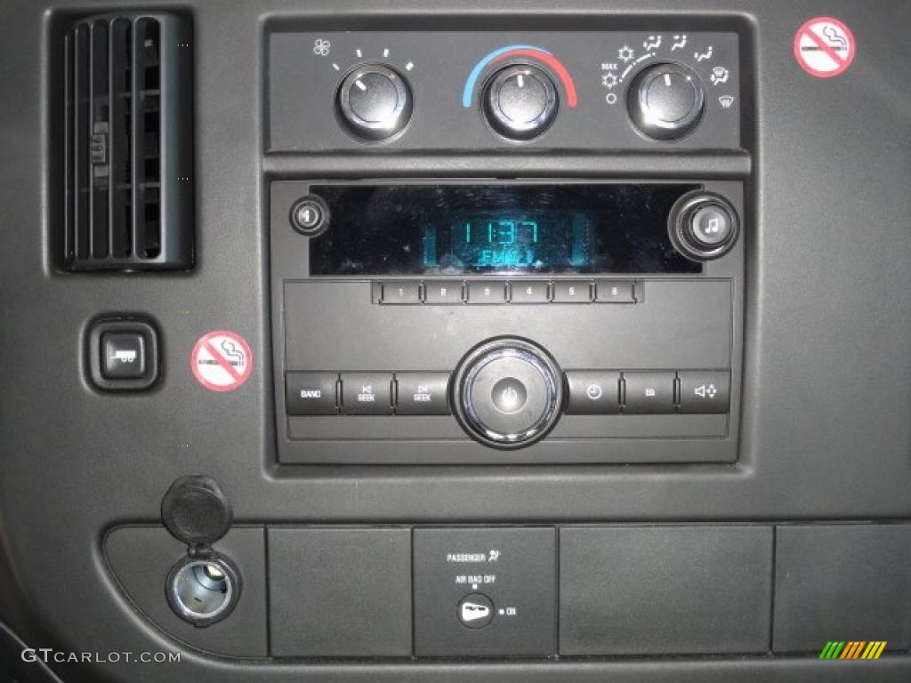 2010 Chevrolet Express 2500 Work Van Controls Photo #38602565