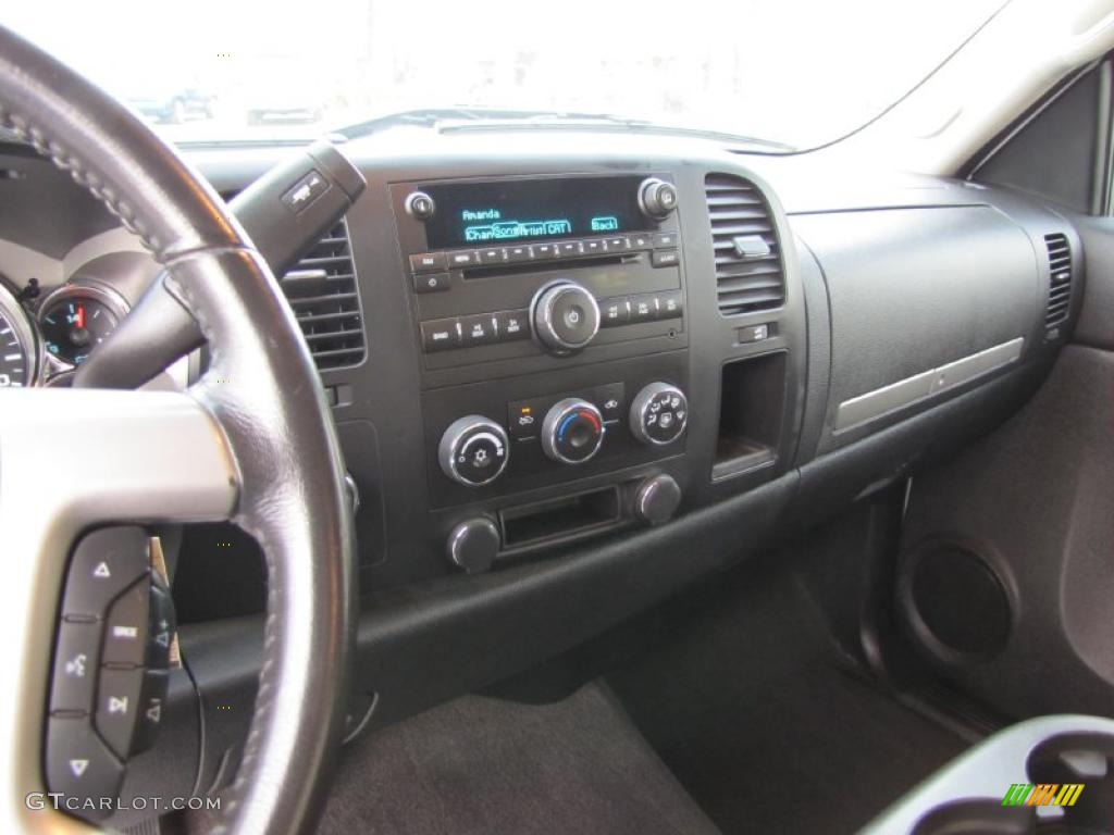2008 Chevrolet Silverado 2500HD LT Crew Cab 4x4 Controls Photo #38614006