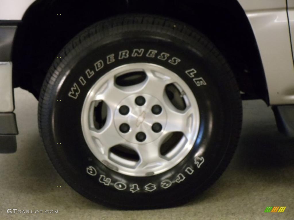 2005 Chevrolet Suburban 1500 LS Wheel Photo #38614986