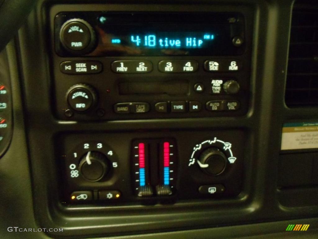 2005 Chevrolet Suburban 1500 LS Controls Photo #38615406