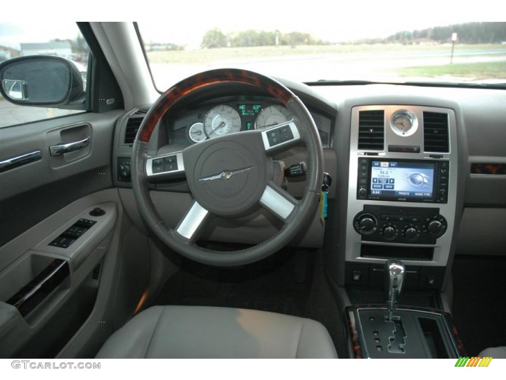 2009 Chrysler 300 C HEMI Dark Khaki/Light Graystone Dashboard Photo #38618058